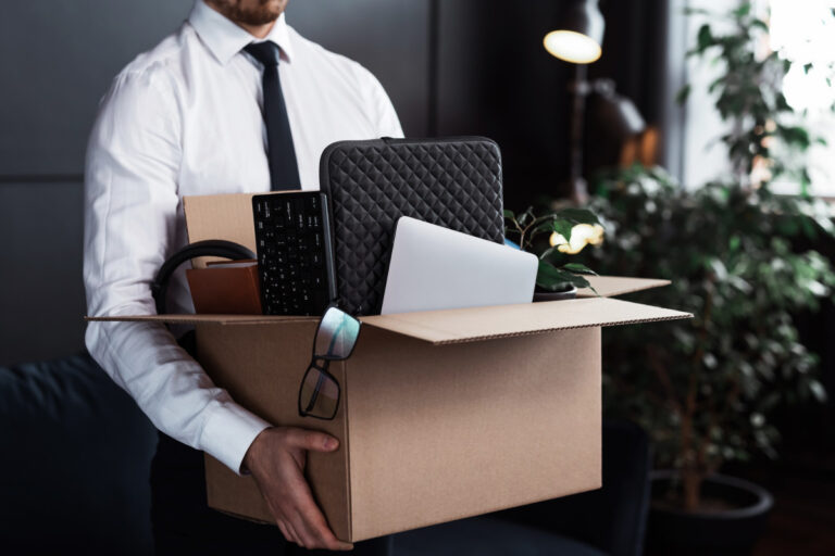 Trabalhador com seus pertences deixando a empres - turnover