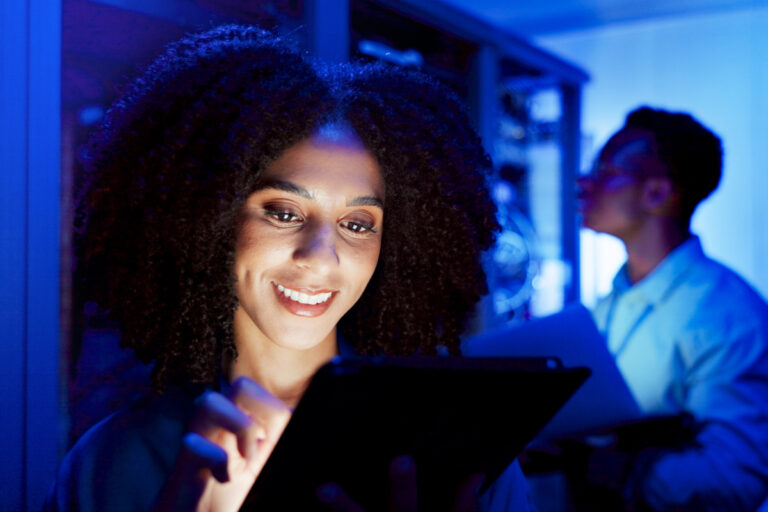 Fotografia de uma mulher trabalhando em um tablet, em uma empresa de tecnologia, ilustrando o futuro do RH.