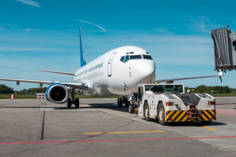 avião em pista sendo recarregado com mercadorias, ilustrando um dos serviços de logística entregue pela Modern Logistics.