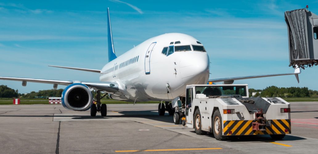 avião em pista sendo recarregado com mercadorias, ilustrando um dos serviços de logística entregue pela Modern Logistics.