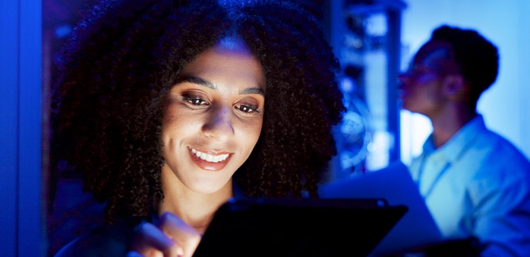 Fotografia de uma mulher trabalhando em um tablet, em uma empresa de tecnologia, ilustrando o futuro do RH.