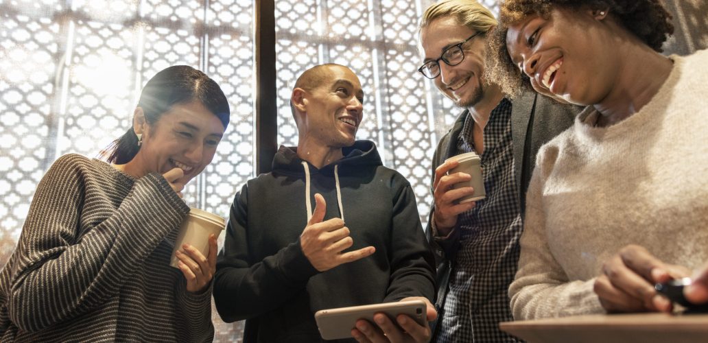 Amigos olhando smartphone