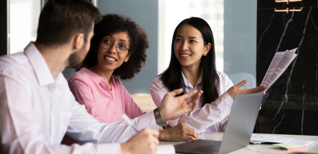 Imagem para ilustrar colegas de trabalho de um RH conversando sobre gestão de benefícios da empresa.